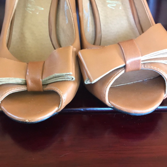 Brown Open-toe heels with Bow Accents - Picture 6 of 6